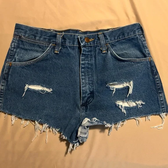 Wrangler Cut Off Shorts - Picture 2 of 3